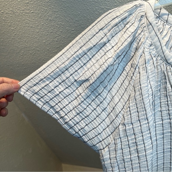 JOIE White w/Black Strips Top. Size 1X - Picture 5 of 7